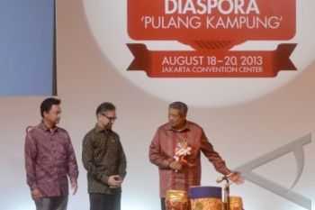 Diaspora Serahkan Dana Kemanusiaan Bagi Keluarga TNI