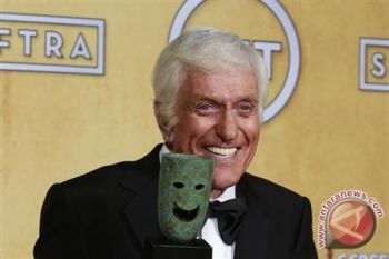 Aktor Dick van Dyke Selamat dari Kebakaran