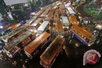  Puluhan Metromini Berdemo Di Depan Balaikota DKI