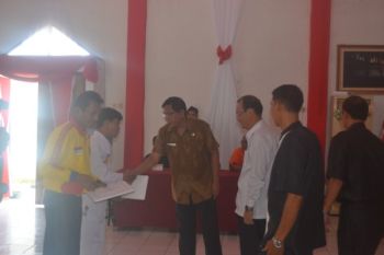 Bupati Mentawai Serahkan Bonus Atlet berprestasi