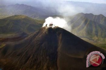  Gunung Lokon Keluarkan Asap Tebal