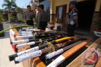 Puluhan FPI-Warga Lamongan Tiba di Mapolda Jatim