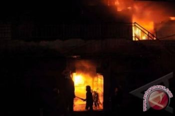 Asyik Tonton Televisi, Truk, Rumah, dan Gudang Terbakar