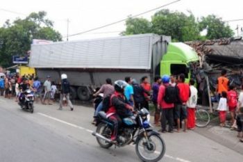 Truk Kontainer Tabrak Pick Up Tewaskan Satu Orang