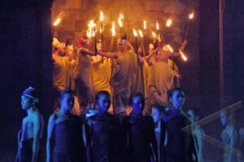Puluhan Wisman Saksikan 'Mahakarya Borobudur'