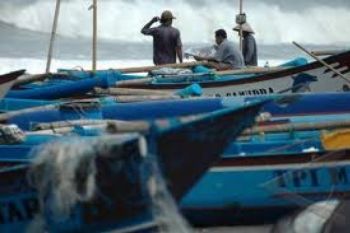 Cuaca Ekstrem, Nelayan Batang Terima Bantuan Beras 