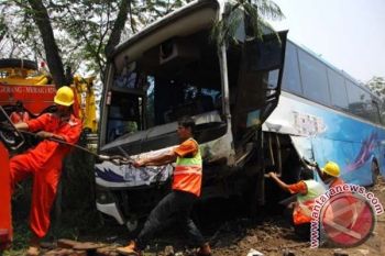 Bus Tabrak Pembatas Tol