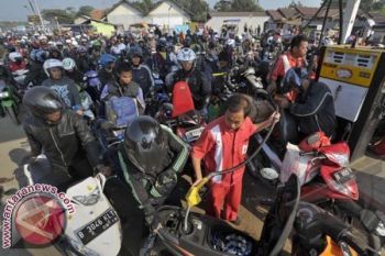 Idul Fitri - Kendaraan Kembali Antri di SPBU Majene