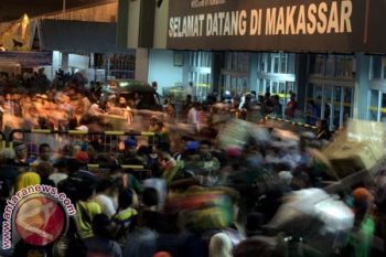 Penumpang Arus Balik di Pelabuhan Makassar Padat