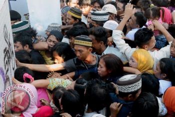 Idul Fitri - Ratusan Warga Berdesakan Terima Sedekah Jusuf Kalla