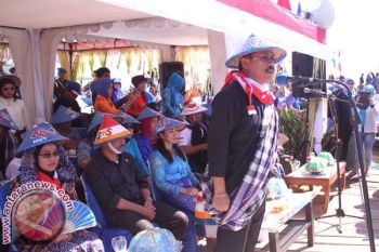 Bupati Mamuju Berpakaian Nelayan Peringati HUT Kemerdekaan 