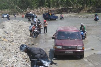 Jalur Lintas Kendari-Torobulu Lancar Meski Menelusuri Sungai