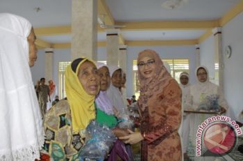 TP PKK Mataram salurkan 450 paket sembako