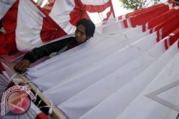 Pedagang Bendera Musiman di Makassar Raup Keuntungan