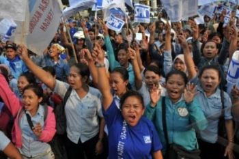 Ratusan Buruh Tolak Usulan Dewan Pengupahan