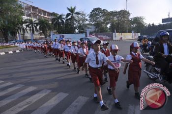 Ratusan regu murid SD olahraga gerak jalan