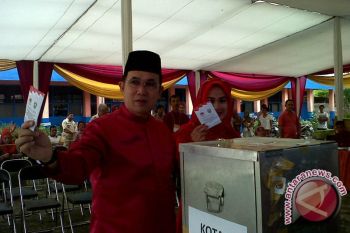 Calon gubernur Eddy Santana nyoblos di TPS 01
