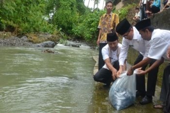 Pemkab Agam Tebar 15.000 Bibit Ikan