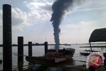 Pabrik karet Hoktong Palembang terbakar