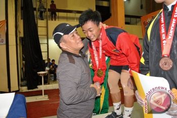 Lifter Lampung Rengga Raih Emas Popnas