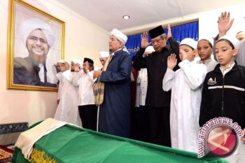Jenazah Habib Munzir Disemayamkan Di Masjid Al Munawar