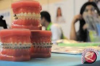 Zat Pewarna Makanan Rusak Gigi Tiruan