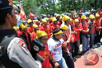 Buruh Tuntut Upah 2015 Naik 30 Persen