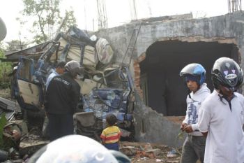 Truk Tabrak Rumah dan Mobil di Padangpanjang