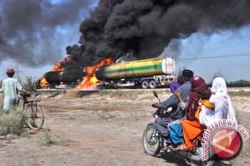  Pakistan Tangkap 12 Orang Terkait Pembakaran Truk NATO