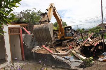 Puluhan Bangunan di Tanah PT KAI Ditertibkan