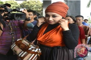  Sefti Sanustika Tolak Jadi Saksi Fathanah