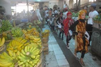 Peragaan Batik di Terminal