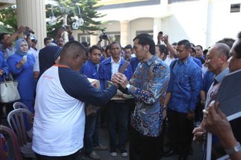 Ibas Kunjungi Pengungsi Korban Kebakaran di Masjid Jami Ambon