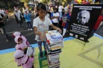 MENYUSUN BUKU