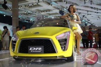 Mobil Konsep dan Display Jadi Objek Foto di IIMS 2013