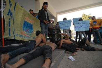 Tuntut Tuntaskan Kasus Hukum
