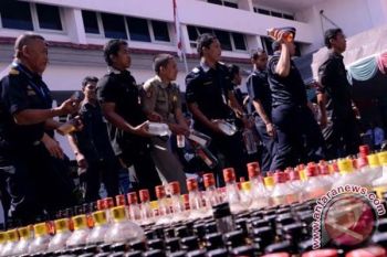 Bea Cukai Makassar Musnahkan Rokok dan Minuman Alkohol 