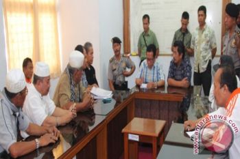 Ratusan pendukung Lalu Ismail datangi KPU NTB pertanyakan alasan pencekalan caleg