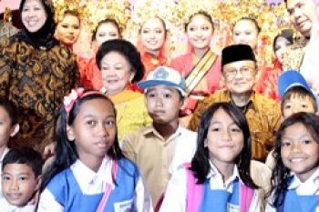 Habibie Berbagi Cerita dengan Pelajar Batam