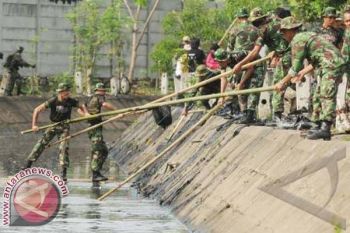 Sampah Kanal Makassar Capai 240 Kubik Sehari 