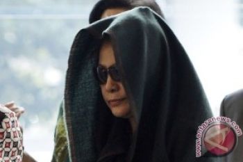 Istri Akil Mochtar Masih Bungkam