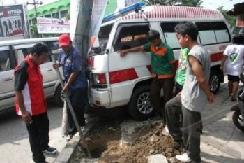 Sepeda Motor Tabrak Ambulans