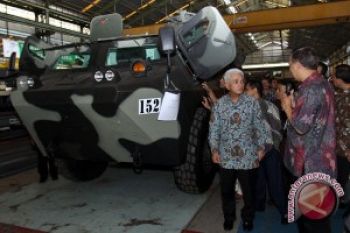  Pindad Tuntaskan Pengembangan Panser Anoa Amphibious 2015