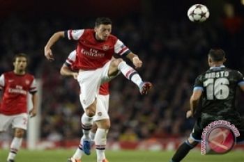 Keajaiban Ozil Pimpin Arsenal Menang 2-0 Atas Napoli