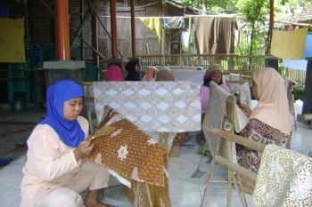 30 Mahasiswa Asing di Nanchang Belajar Membatik