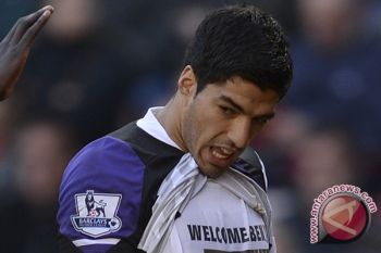 2 gol Suarez kembalikan Barca ke puncak klasemen