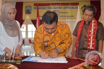 Pemkab Lamsel Bangun Dua Jalan Poros 