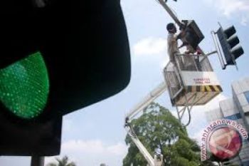 Dishub Perbaiki Lampu Lalu LIntas di Bypass