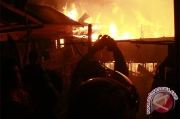 Dinsosnakertrans Kotim Salurkan Bantuan Korban Kebakaran 