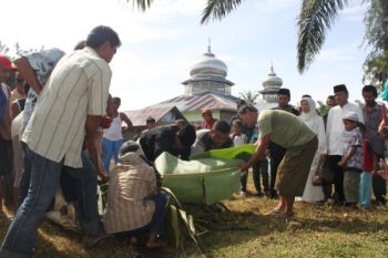 Aristo Munandar Serahkan Sapi Kurban di Daerah Terpencil